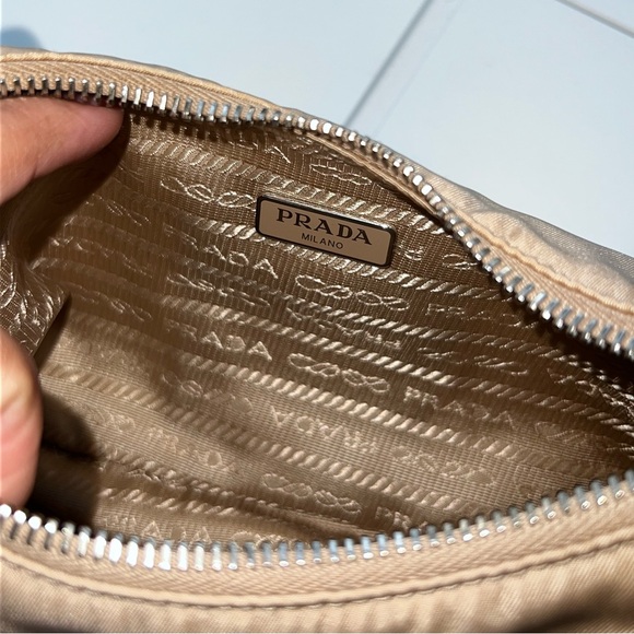 Prada Tessuto Re-Edition 2000 Mini Hobo - Picture 4 of 11